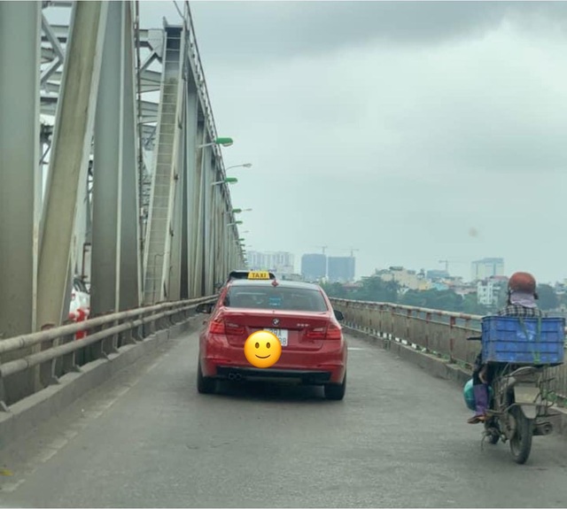 Xe sang BMW gắn mào taxi trên đường phố Hà Nội khiến dân mạng xôn xao - 1