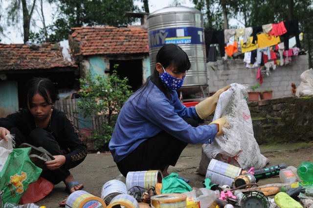 Người mẹ ung thư nghẹn ngào xin các nhà hảo tâm thương 3 đứa con thơ dại - 3 Người mẹ ung thư nghẹn ngào xin các nhà hảo tâm thương 3 đứa con thơ dại - 3