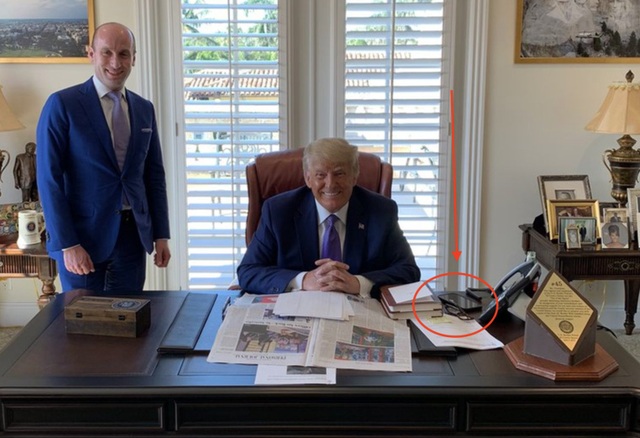 Điểm khác thường trên bàn làm việc mới của ông Trump - 1 Điểm khác thường trên bàn làm việc mới của ông Trump - 1
