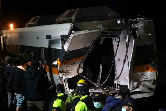 Bức ảnh gây phẫn nộ về thảm họa đường sắt Đài Loan khiến 50 người chết - 2