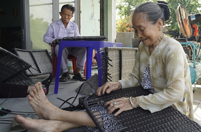 Nhiều lao động nữ tăng thu nhập từ nghề đan bàn ghế nhựa giả mây - 3 Nhiều lao động nữ tăng thu nhập từ nghề đan bàn ghế nhựa giả mây - 3
