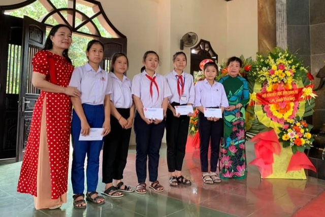 Gia đình cố Tổng Bí thư Lê Duẩn tặng học bổng đến học sinh nghèo hiếu học - 1 Gia đình cố Tổng Bí thư Lê Duẩn tặng học bổng đến học sinh nghèo hiếu học - 1