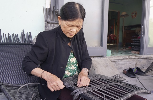 Nhiều lao động nữ tăng thu nhập từ nghề đan bàn ghế nhựa giả mây - 1 Nhiều lao động nữ tăng thu nhập từ nghề đan bàn ghế nhựa giả mây - 1