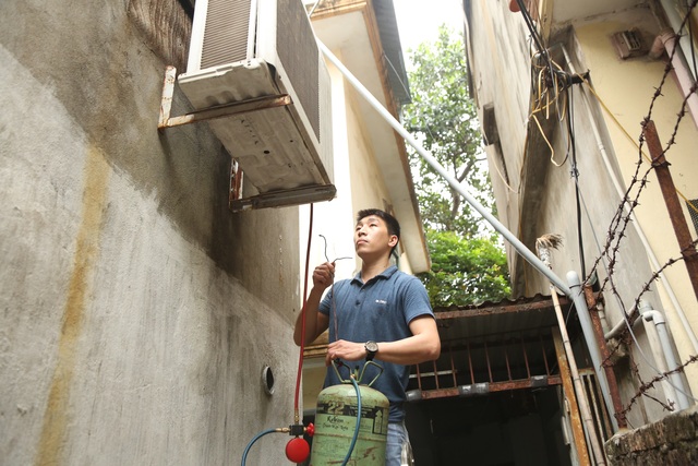 Giáp hè, nghề kiếm cơm treo vách tường lại tất bật tại Hà Nội - 4 Giáp hè, nghề kiếm cơm treo vách tường lại tất bật tại Hà Nội - 4