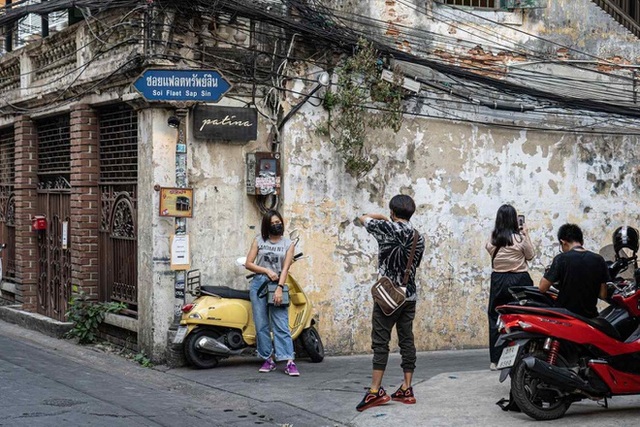 Du khách Thái Lan mang cả vali quần áo tới chụp ảnh ở quán cà phê - 1 Du khách Thái Lan mang cả vali quần áo tới chụp ảnh ở quán cà phê - 1