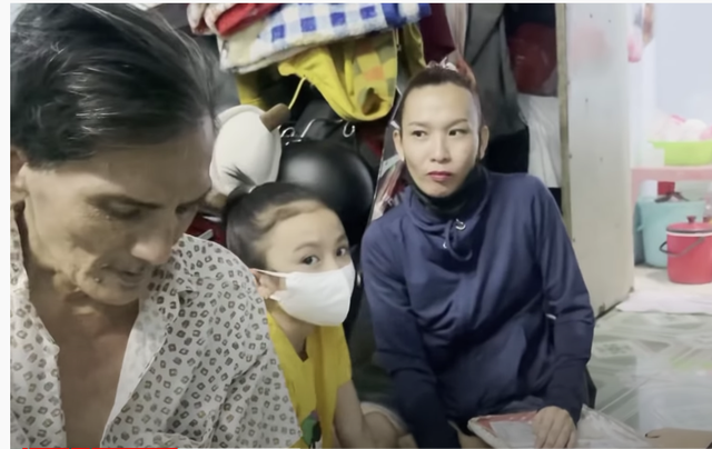 Thương Tín thay đổi diện mạo, cười gượng sau khi được làm răng miễn phí - 4 Thương Tín thay đổi diện mạo, cười gượng sau khi được làm răng miễn phí - 4