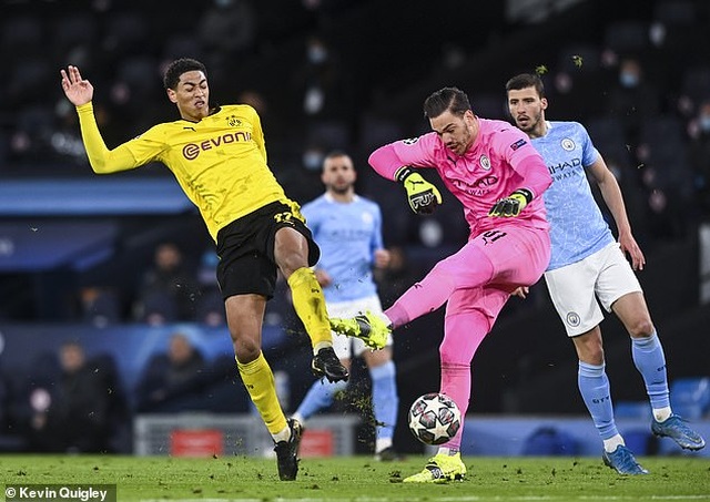 Tranh cãi sao trẻ tuyển Anh mất oan bàn thắng trước Man City - 1