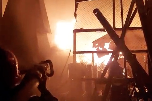 Cháy công ty lúc nửa đêm, người dân hốt hoảng ôm đồ tháo chạy - 1