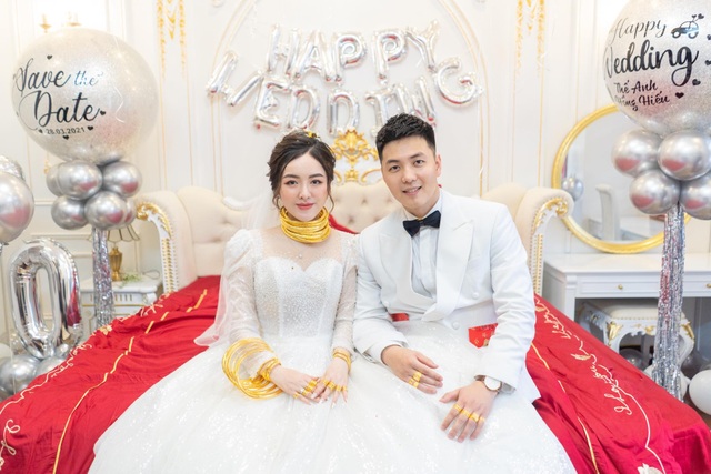 Cô dâu 9X xinh đẹp đeo vàng trĩu cổ, kín tay trong ngày cưới gây sốt mạng - 2 Cô dâu 9X xinh đẹp đeo vàng trĩu cổ, kín tay trong ngày cưới gây sốt mạng - 2