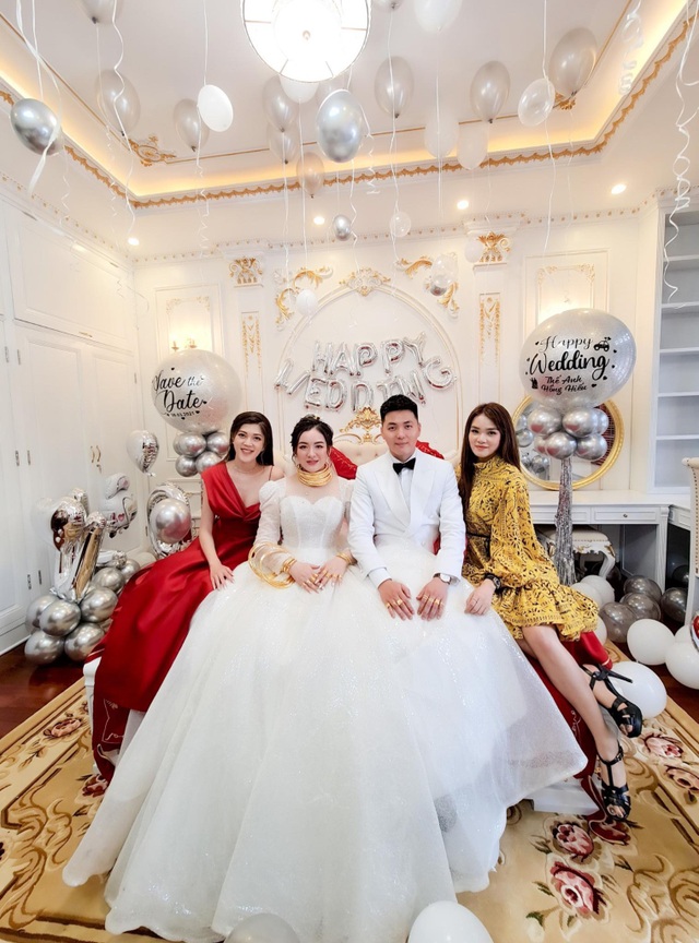 Cô dâu 9X xinh đẹp đeo vàng trĩu cổ, kín tay trong ngày cưới gây sốt mạng - 3 Cô dâu 9X xinh đẹp đeo vàng trĩu cổ, kín tay trong ngày cưới gây sốt mạng - 3