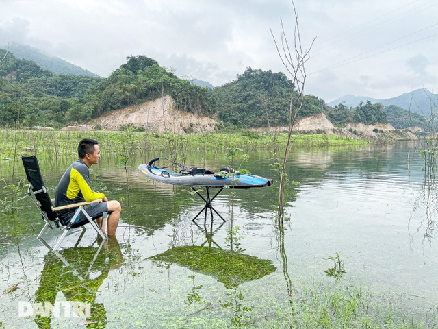 The man in Hanoi has a jet board trip costing one and a half times a SH in the middle of the lake - 8