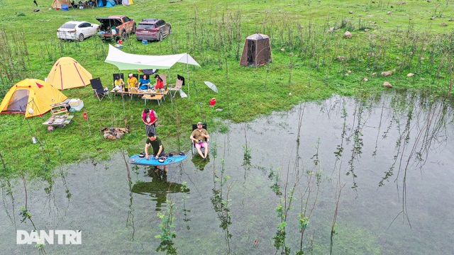 The man in Hanoi has a jet board trip costing one and a half times a SH in the middle of the lake - 2