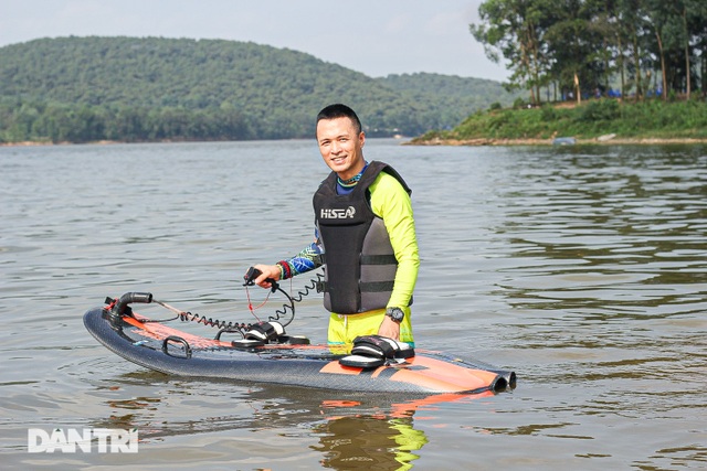 The man in Hanoi has a jet board trip costing half a SH in the middle of the lake - 1