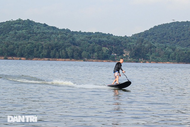 The man in Hanoi has a jet board trip costing one and a half times a SH in the middle of the lake - 7