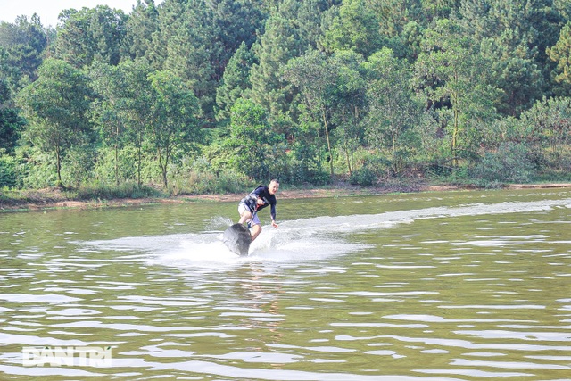 The man in Hanoi has a jet board trip costing one and a half times a SH in the middle of the lake - 6