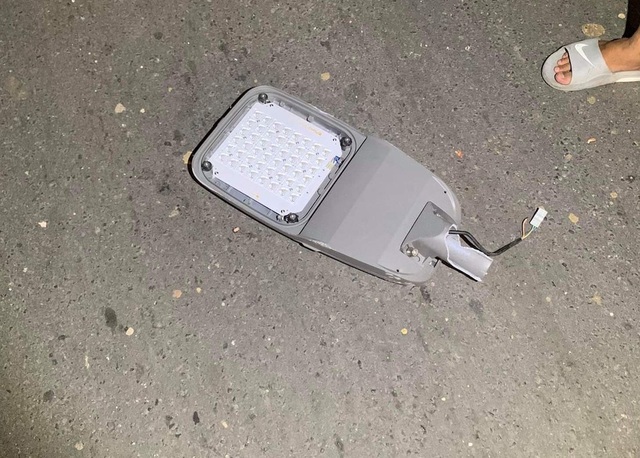 Tông đuôi xe container rồi văng xa hơn chục mét, đôi nam nữ chết thảm - 4 Tông đuôi xe container rồi văng xa hơn chục mét, đôi nam nữ chết thảm - 4