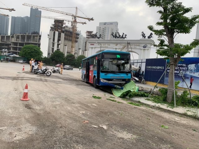 Xe buýt tông chết người đi bộ trước cổng khu đô thị Ciputra - 1 Xe buýt tông chết người đi bộ trước cổng khu đô thị Ciputra - 1