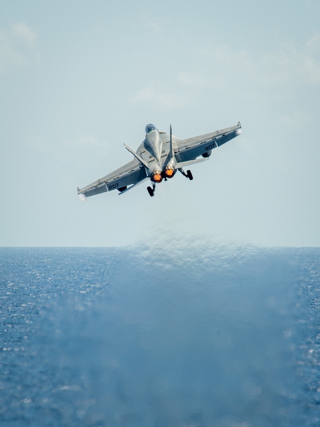 Tàu sân bay Mỹ diễn tập với tiêm kích Su-30 Malaysia trên Biển Đông - 9 Tàu sân bay Mỹ diễn tập với tiêm kích Su-30 Malaysia trên Biển Đông - 9