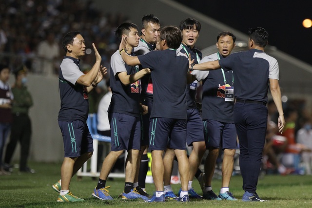 Đà Nẵng 0-2 HA Gia Lai: Bàn thắng siêu đỉnh của Văn Toàn - 3 Đà Nẵng 0-2 HA Gia Lai: Bàn thắng siêu đỉnh của Văn Toàn - 3