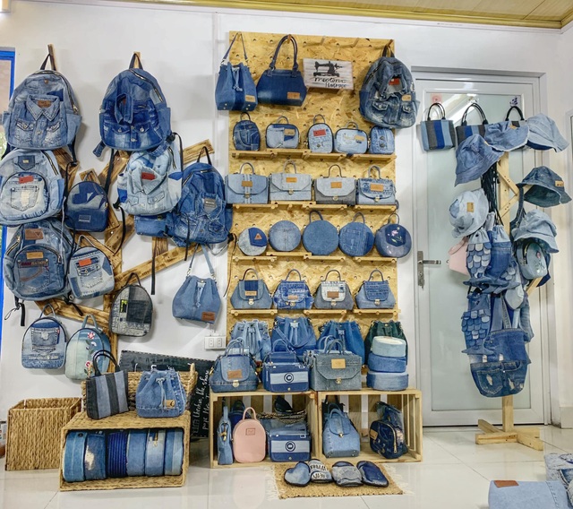 Quần jeans cũ được lên đời thành những chiếc túi xách vạn người mê - 2 Quần jeans cũ được lên đời thành những chiếc túi xách vạn người mê - 2