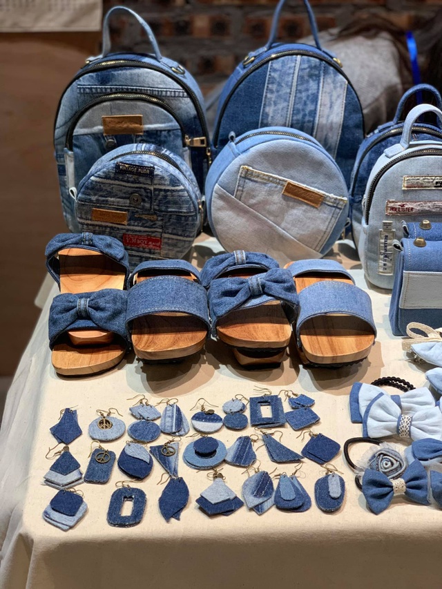 Quần jeans cũ được lên đời thành những chiếc túi xách vạn người mê - 5 Quần jeans cũ được lên đời thành những chiếc túi xách vạn người mê - 5
