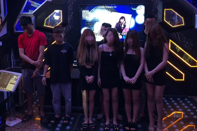 Hà Nội: Nữ nhân viên karaoke chơi tới bến cùng khách - 1