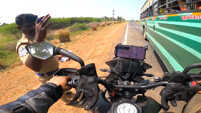 Câu chuyện biker bị cảnh sát chặn xe vì lý do bất ngờ gây sốt dân mạng - 1 Câu chuyện biker bị cảnh sát chặn xe vì lý do bất ngờ gây sốt dân mạng - 1
