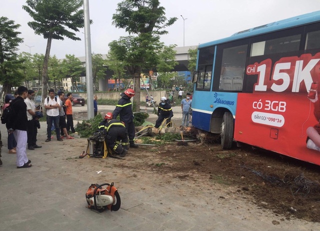 Xe buýt tông chết người đi bộ trước cổng khu đô thị Ciputra - 3 Xe buýt tông chết người đi bộ trước cổng khu đô thị Ciputra - 3