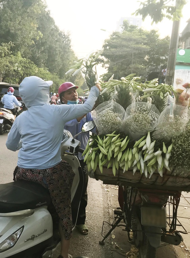 Nữ hoàng tháng 4 ồ ạt xuống phố, tiểu thương lãi tiền triệu mỗi ngày - 3