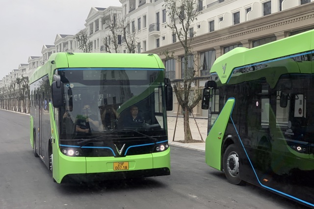 Cận cảnh xe buýt điện thông minh đầu tiên lăn bánh chính thức tại Việt Nam - 1 Cận cảnh xe buýt điện thông minh đầu tiên lăn bánh chính thức tại Việt Nam - 1