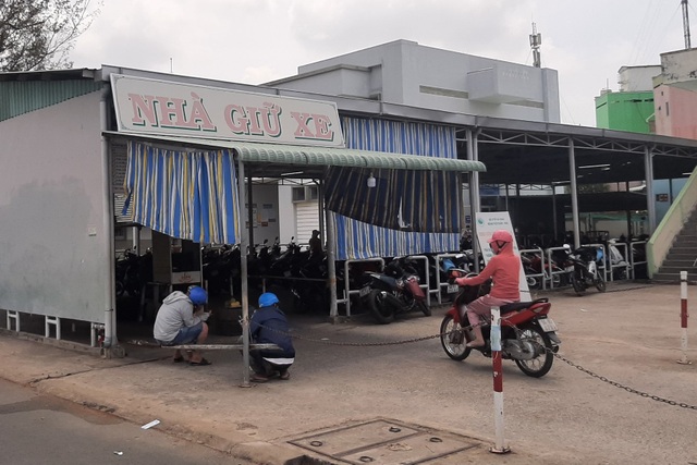 Nhà thầu ngang nhiên khóa nhà xe bệnh viện, không cho người bệnh gửi - 3 Nhà thầu ngang nhiên khóa nhà xe bệnh viện, không cho người bệnh gửi - 3