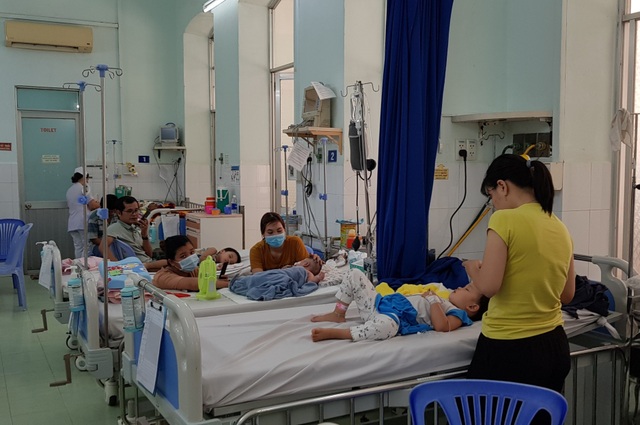 Bước vào cuộc chiến với tay chân miệng, nhiều trẻ bị biến chứng thần kinh - 1 Bước vào cuộc chiến với tay chân miệng, nhiều trẻ bị biến chứng thần kinh - 1