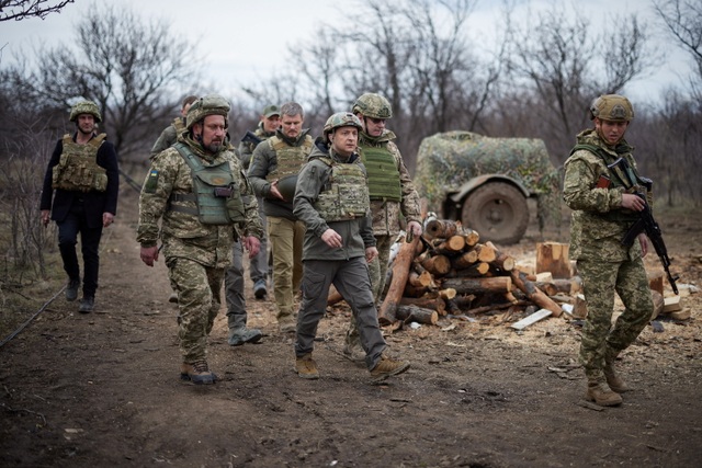 Tổng thống Ukraine mặc áo chống đạn thăm tiền tuyến, Nga cảnh báo cứng rắn  - 1
