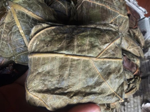 Năm chỉ có một lần, khách xếp hàng chờ mua loại bánh chi chít trứng kiến - 2 Năm chỉ có một lần, khách xếp hàng chờ mua loại bánh chi chít trứng kiến - 2