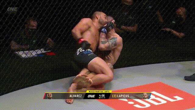 Tưởng knock-out đối thủ, võ sĩ bật khóc khi bất ngờ bị xử thua - 2 Tưởng knock-out đối thủ, võ sĩ bật khóc khi bất ngờ bị xử thua - 2