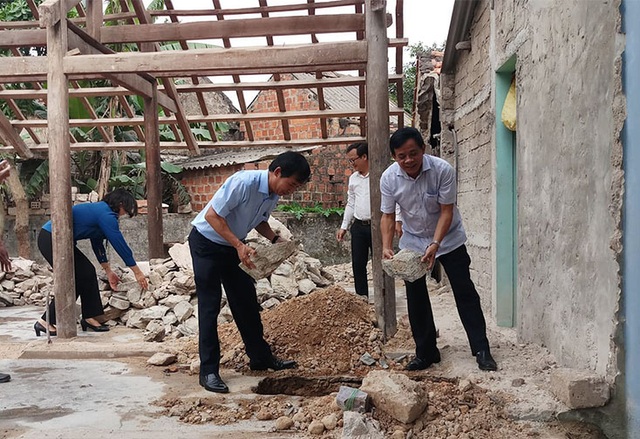 Xây dựng nhà tình nghĩa giúp cụ bà 92 tuổi và con gái bị chất độc da cam - 2 Xây dựng nhà tình nghĩa giúp cụ bà 92 tuổi và con gái bị chất độc da cam - 2