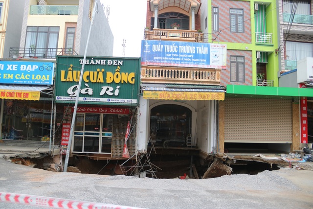 Hố tử thần ở Hà Nội đã nở tới hơn 100m2 - 2 Hố tử thần ở Hà Nội đã nở tới hơn 100m2 - 2