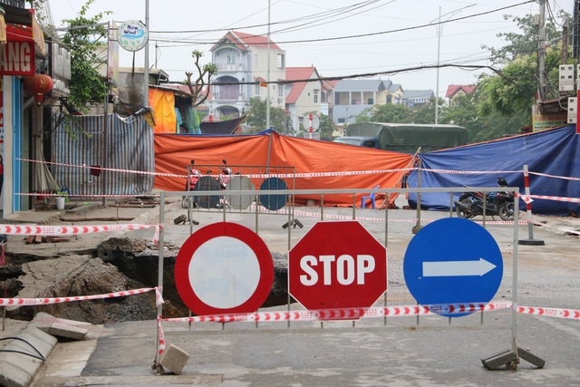 Hố tử thần ở Hà Nội đã nở tới hơn 100m2 - 3 Hố tử thần ở Hà Nội đã nở tới hơn 100m2 - 3