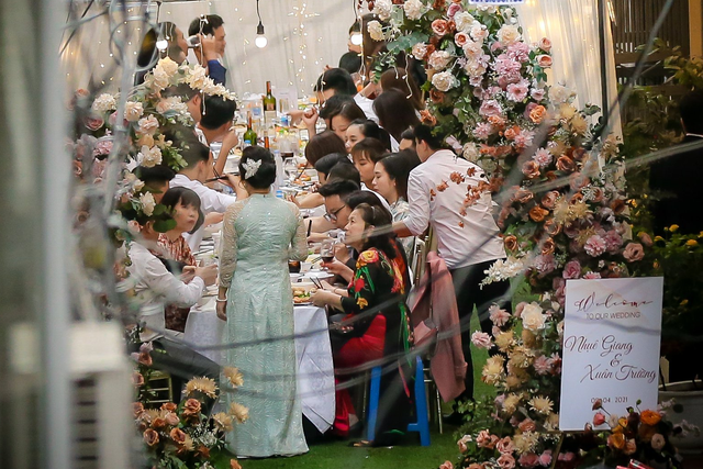 Lễ ăn hỏi của Xuân Trường - Nhuệ Giang thuê vệ sĩ bảo vệ - 4 Lễ ăn hỏi của Xuân Trường - Nhuệ Giang thuê vệ sĩ bảo vệ - 4