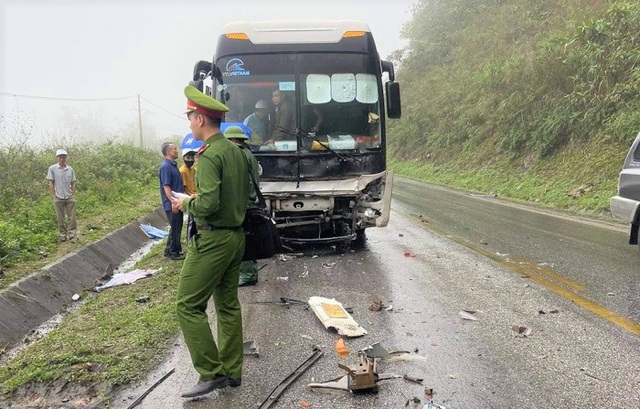 Kia Morning bị vò nát sau tai nạn, 2 người tử vong - 2 Kia Morning bị vò nát sau tai nạn, 2 người tử vong - 2