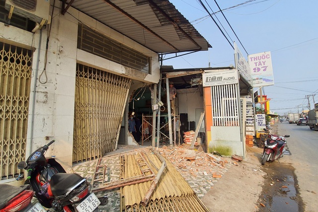Xe tải tông nát đầu xe buýt, người dân hì hục cứu tài xế kẹt trong cabin - 4 Xe tải tông nát đầu xe buýt, người dân hì hục cứu tài xế kẹt trong cabin - 4