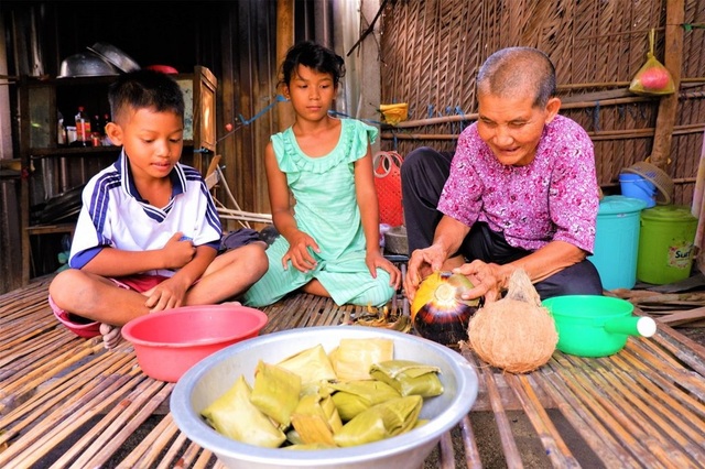 Nhói lòng cuộc sống cơ cực của cụ bà gần trăm tuổi bấu víu bên mẹt bánh bò - 1