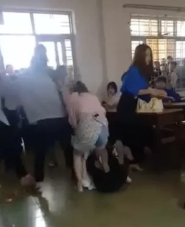 Nghe em báo bị đánh, chị gái lao vào trường đánh đấm túi bụi nữ sinh lớp 10 - 1 Nghe em báo bị đánh, chị gái lao vào trường đánh đấm túi bụi nữ sinh lớp 10 - 1