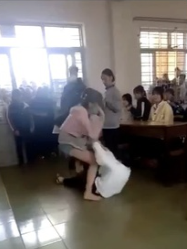 Vụ người nhà xông vào trường đánh nữ sinh lớp 10: Xử lý nghiêm để răn đe! - 1 Vụ người nhà xông vào trường đánh nữ sinh lớp 10: Xử lý nghiêm để răn đe! - 1
