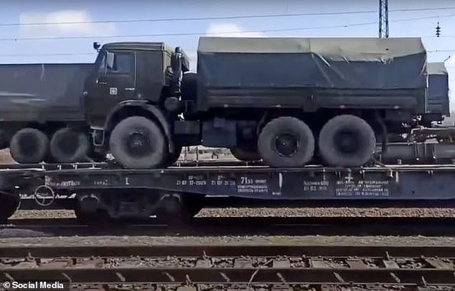 Nga bị nghi đưa thêm xe tăng, vũ khí áp sát biên giới Ukraine - 4