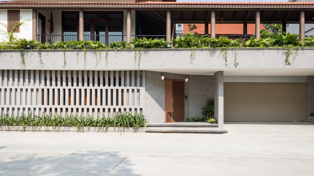 Ngôi nhà lạ đời: Sân vườn, ao cá nằm lưng chừng giữa tầng 2 - 1 Ngôi nhà lạ đời: Sân vườn, ao cá nằm lưng chừng giữa tầng 2 - 1