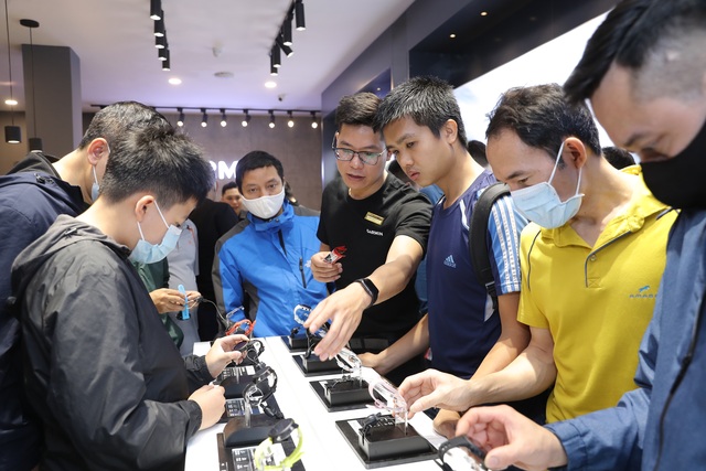 Smartwatch pin 65 ngày, giá 20 triệu đồng về Việt Nam - 9