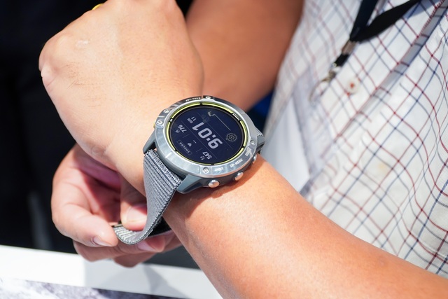 Smartwatch pin 65 ngày, giá 20 triệu đồng về Việt Nam - 4