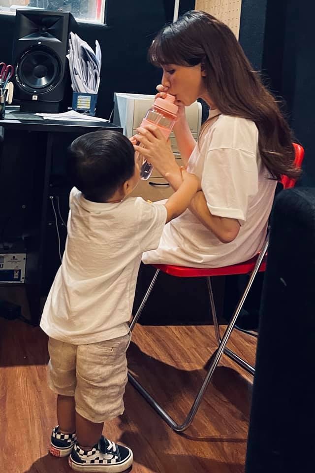 Hòa Minzy đăng ảnh cho con bú, chia sẻ bí quyết nuôi con bằng sữa mẹ - 2 Hòa Minzy đăng ảnh cho con bú, chia sẻ bí quyết nuôi con bằng sữa mẹ - 2