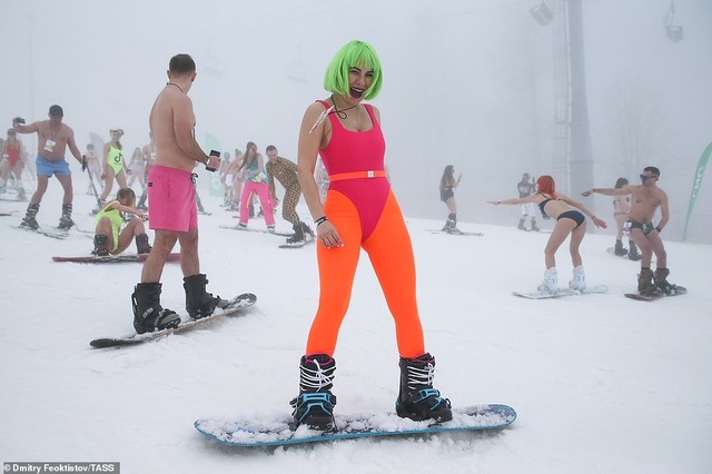 Dàn người đẹp nóng bỏng diện bikini trượt tuyết ở Nga - 6